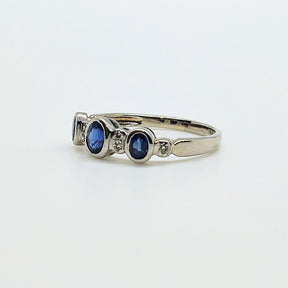 Anillo Oro Blanco 18K Zafiro Oval y Diamantes