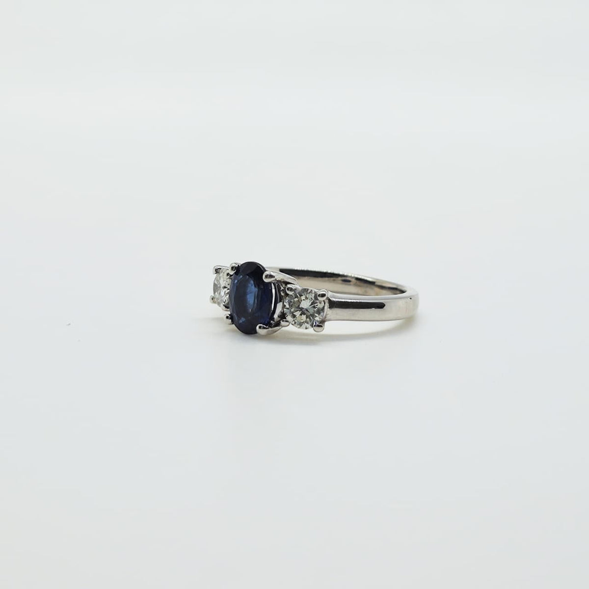 Anillo Oro Blanco Zafiro Oval Y Brillantes