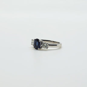 Anillo Oro Blanco Zafiro Oval Y Brillantes