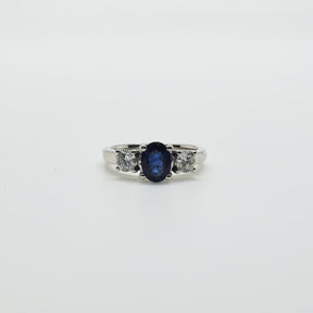 Anillo Oro Blanco Zafiro Oval Y Brillantes