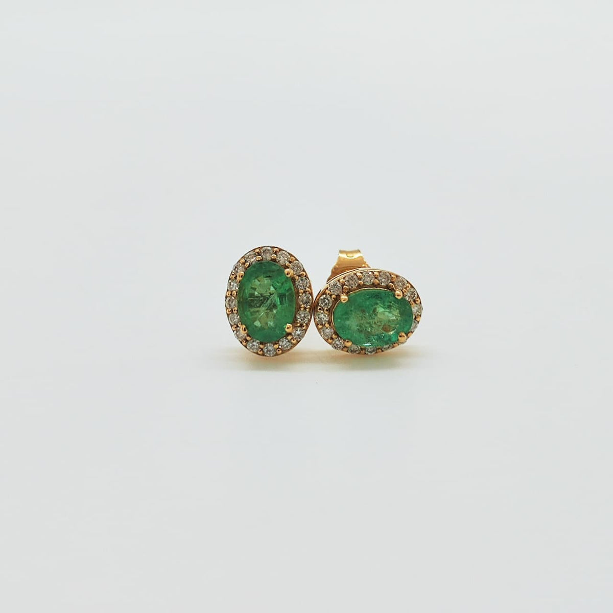 Aros Esmeralda Oval Oro Amarillo 18K y Brillantes