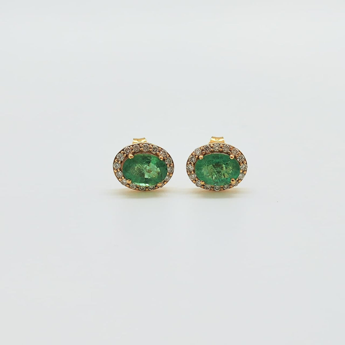 Aros Esmeralda Oval Oro Amarillo 18K y Brillantes