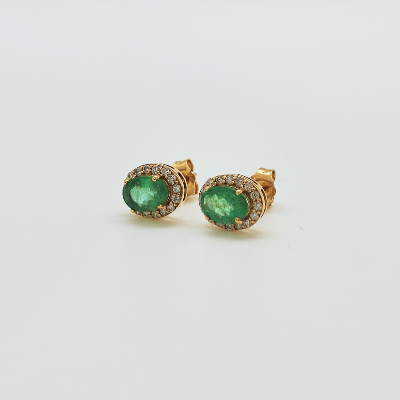 Aros Esmeralda Oval Oro Amarillo 18K y Brillantes