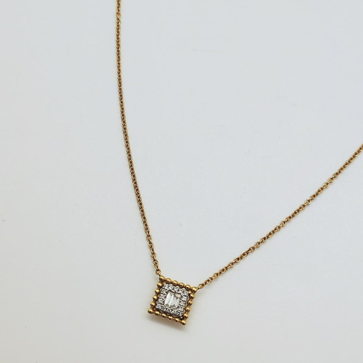 Collar Oro Amarillo 18K Cuadrado Baguette