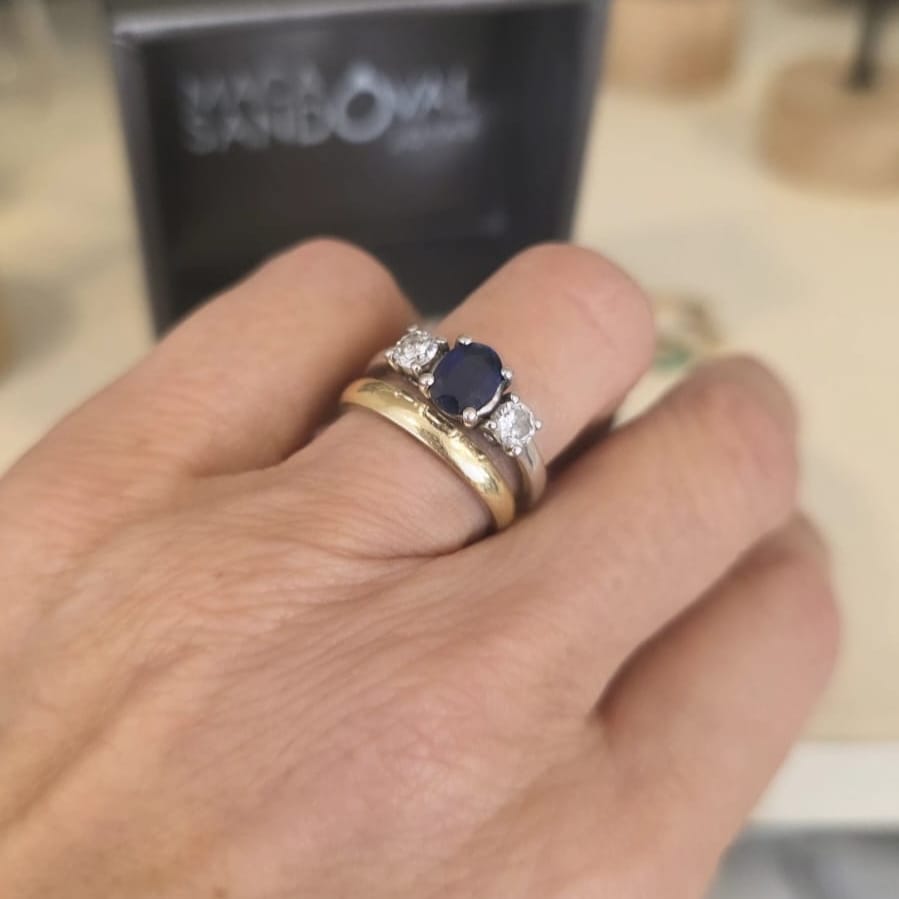 Anillo Oro Blanco Zafiro Oval Y Brillantes