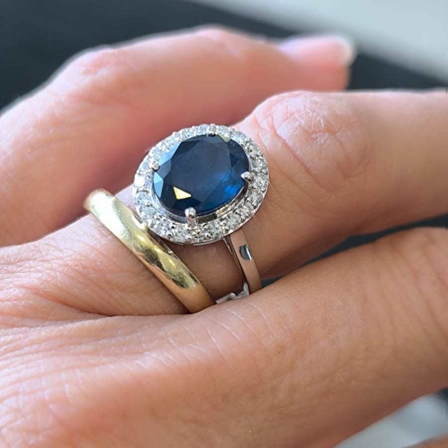 Anillo Zafiro Oval y Brillantes Oro Blanco