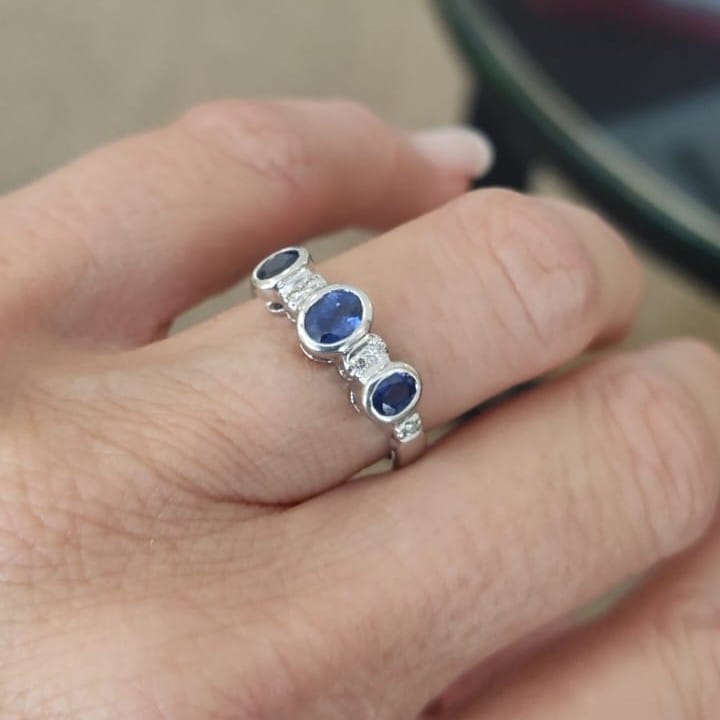 Anillo Oro Blanco 18K Zafiro Oval y Diamantes