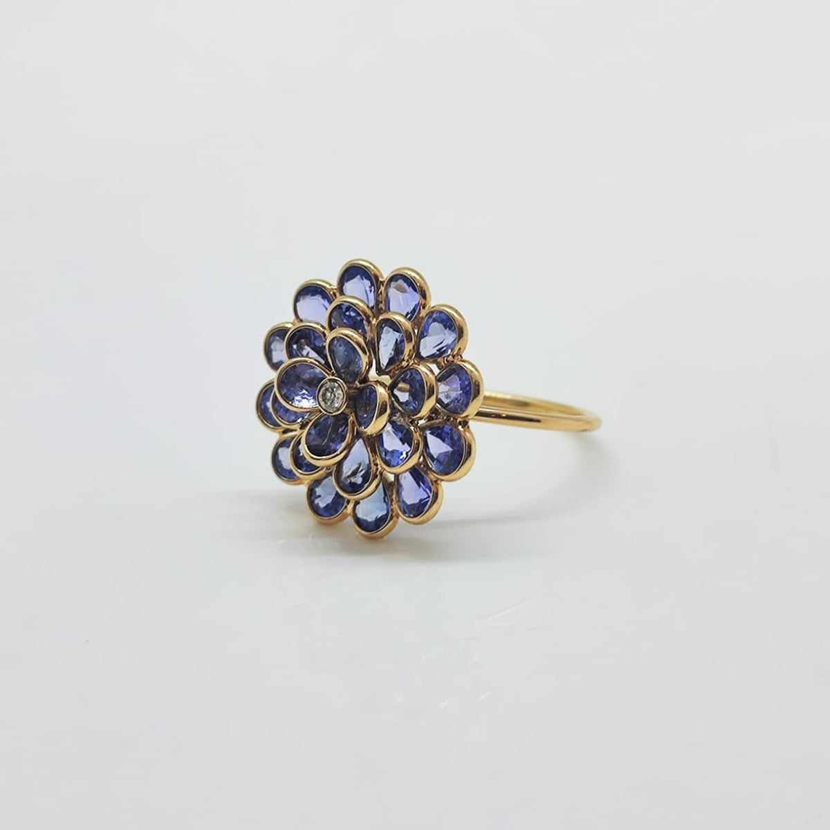 Anillo Oro Amarillo 18K Flor De Tanzanitas Y Brillante
