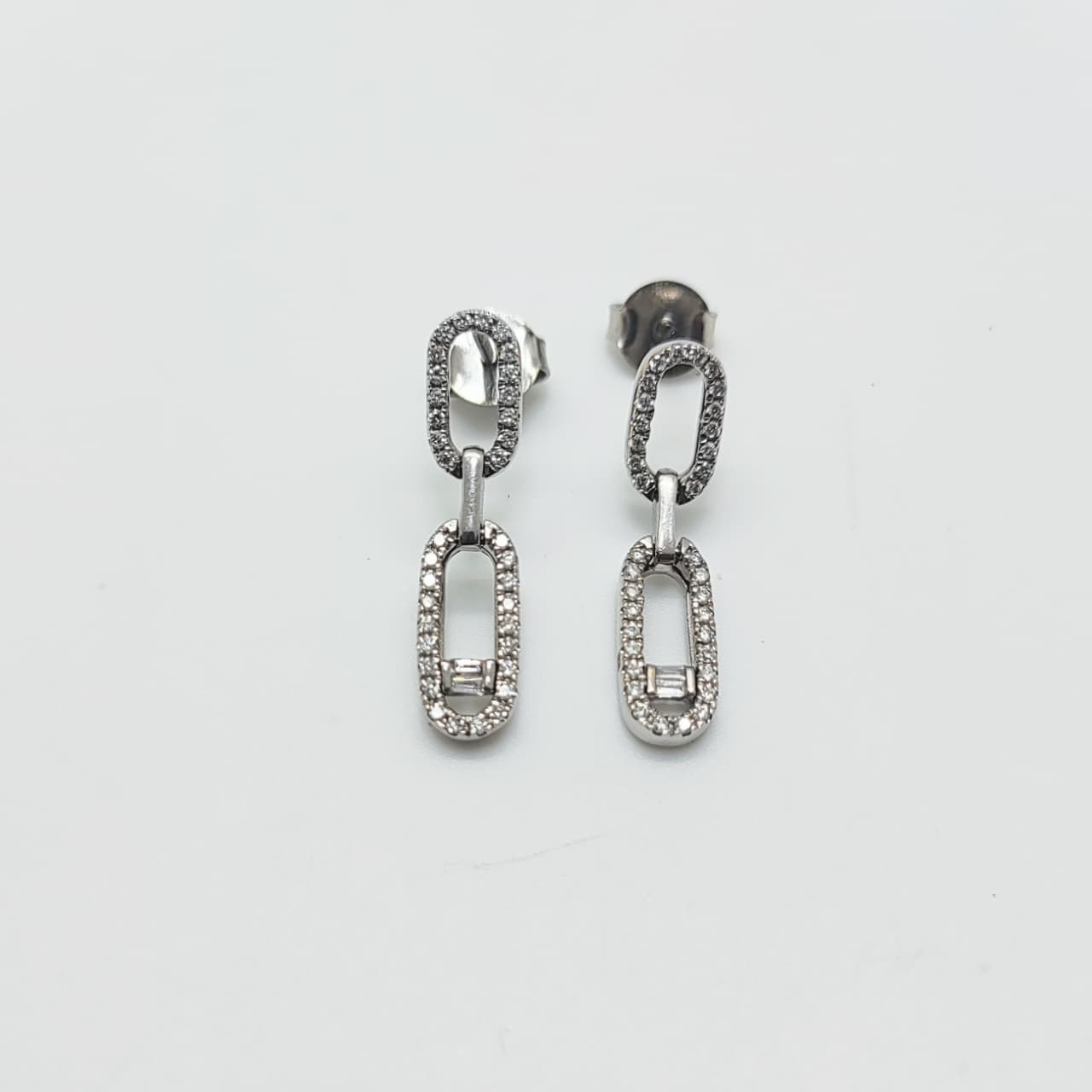 Aros Eslabones Rectangulares con Diamantes Corte Brillante y Corte Baguette en Oro Blanco 18K