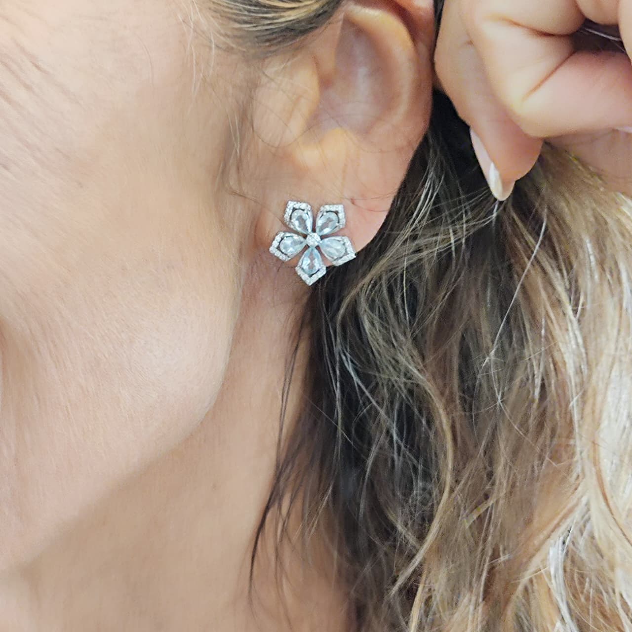 Aros Flor Aguamarina y Brillantes Oro Blanco