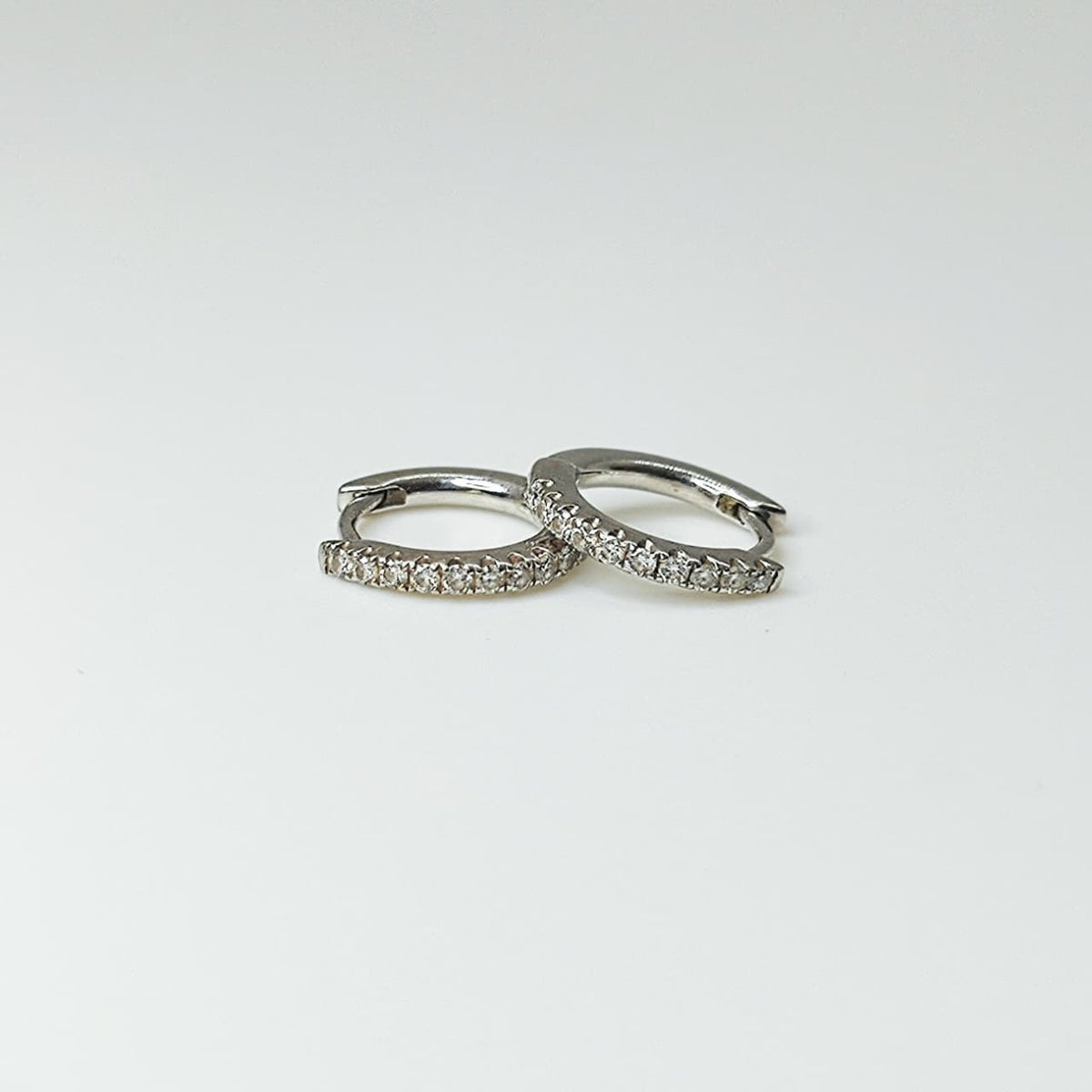 Argollas Petite Oro Blanco 18K Y Brillantes