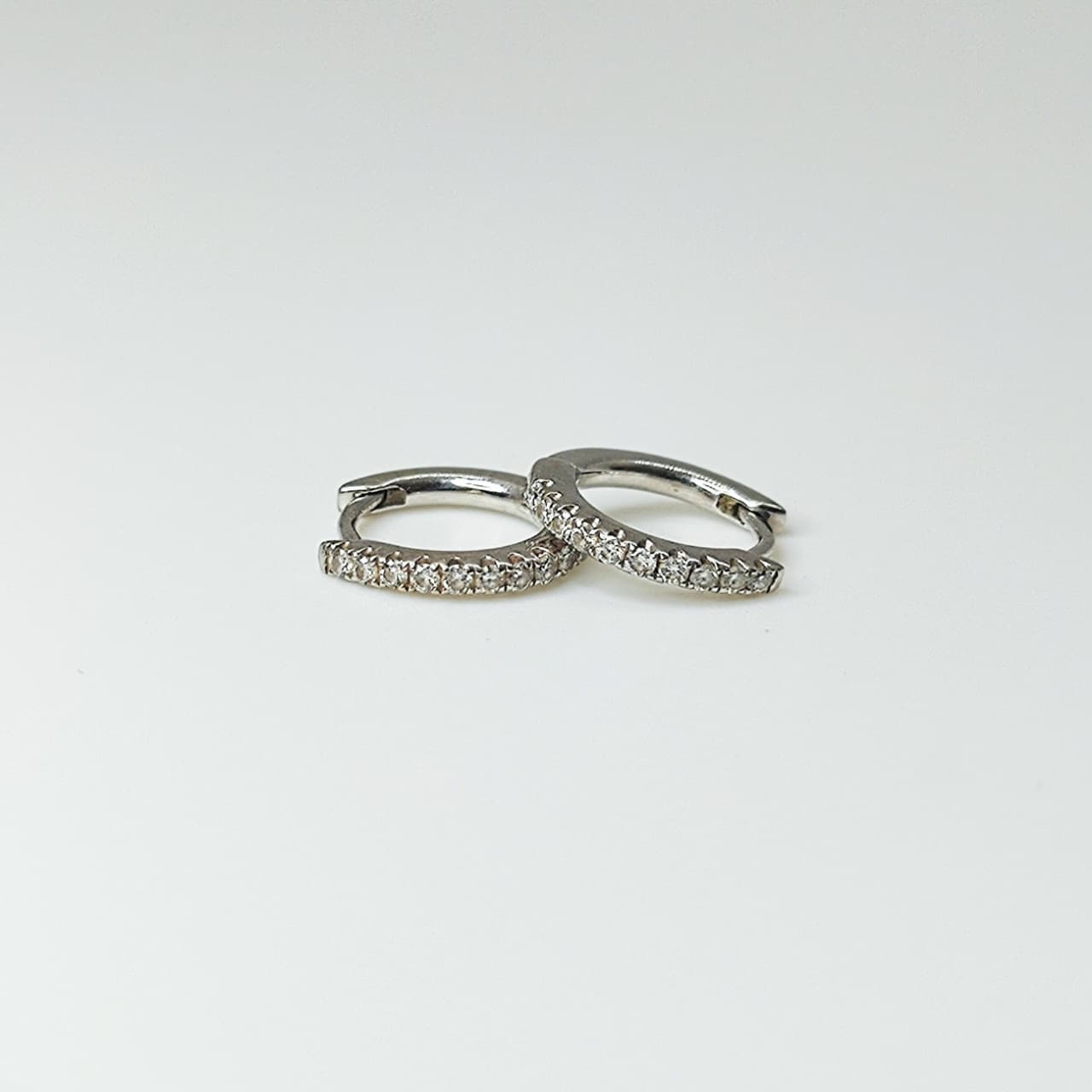 Argollas Petite Oro Blanco 18K Y Brillantes