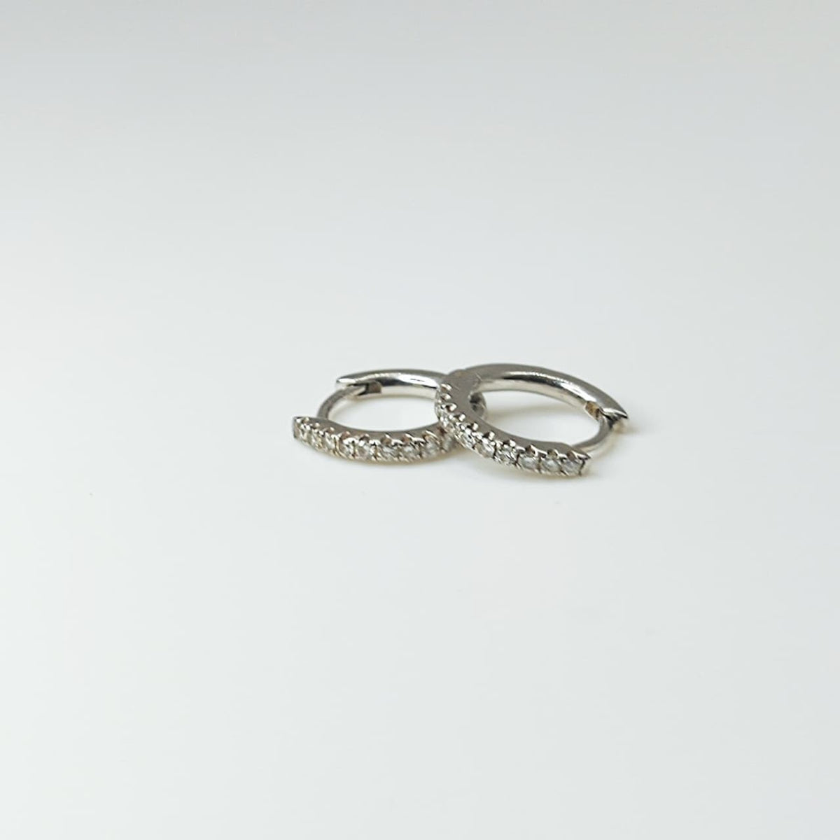 Argollas Petite Oro Blanco 18K Y Brillantes