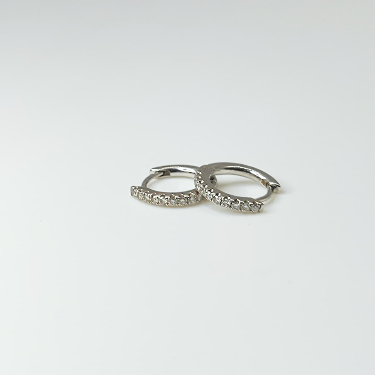 Argollas Petite Oro Blanco 18K Y Brillantes