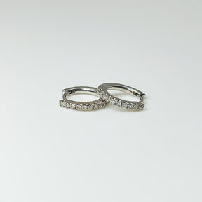 Argollas Petite Oro Blanco 18K Y Brillantes