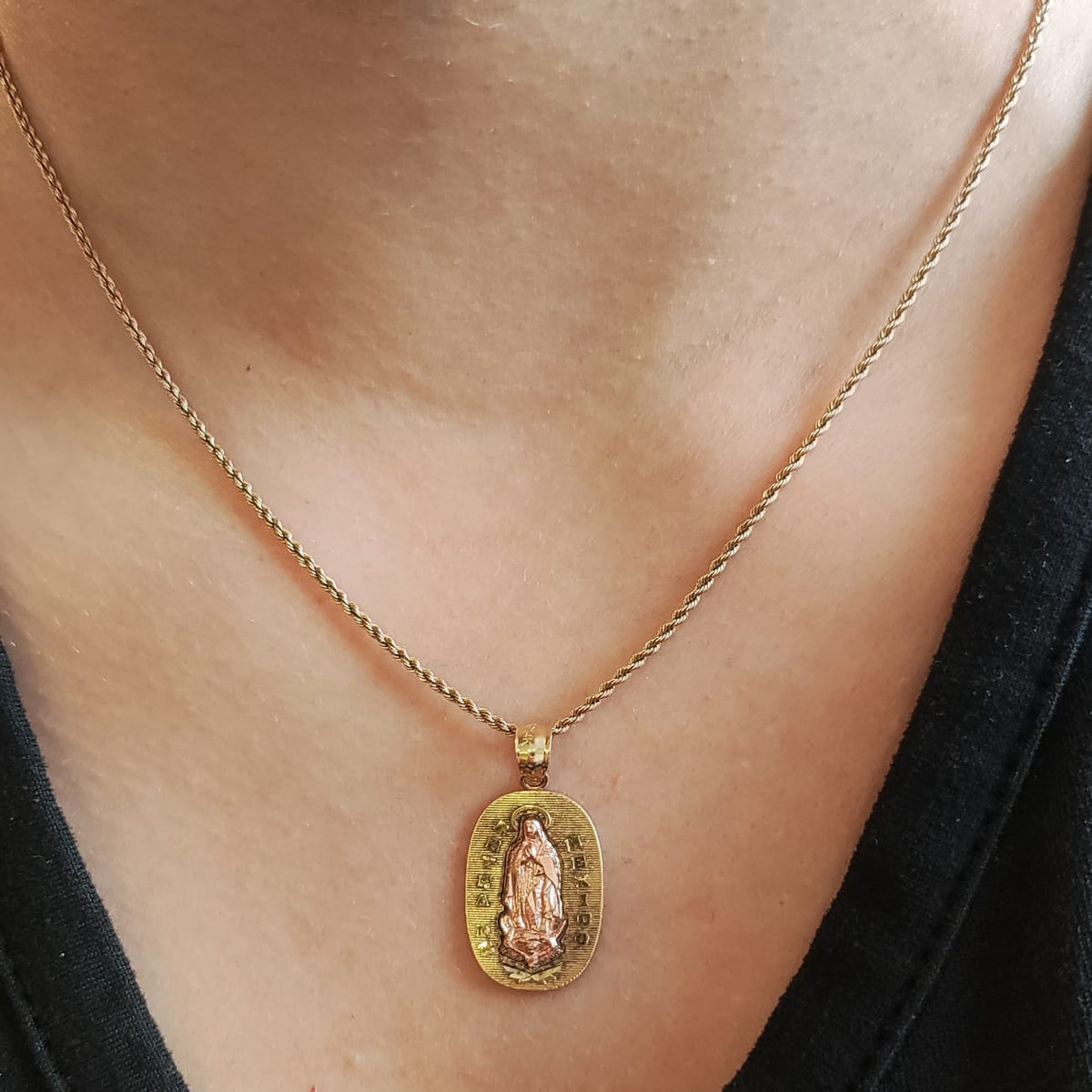 Colgante Oro Amarillo Y Rosado Virgen Reyna De México
