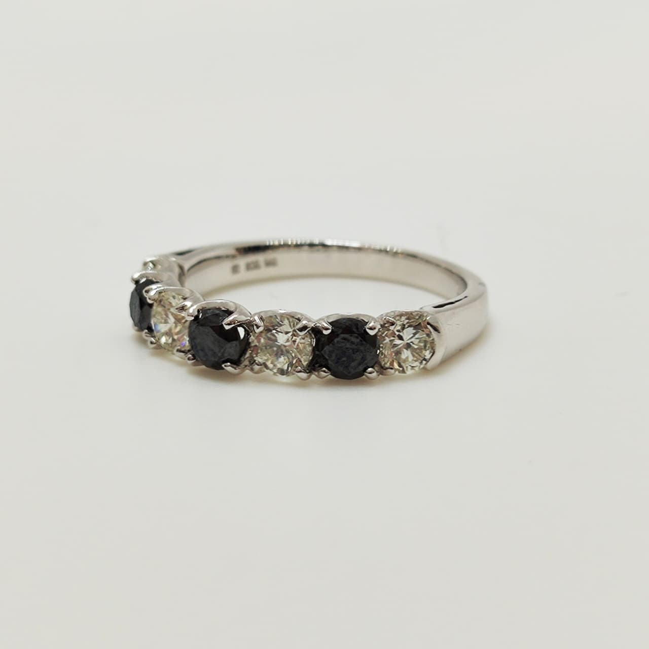 Anillo Diamantes Blancos Y Negros