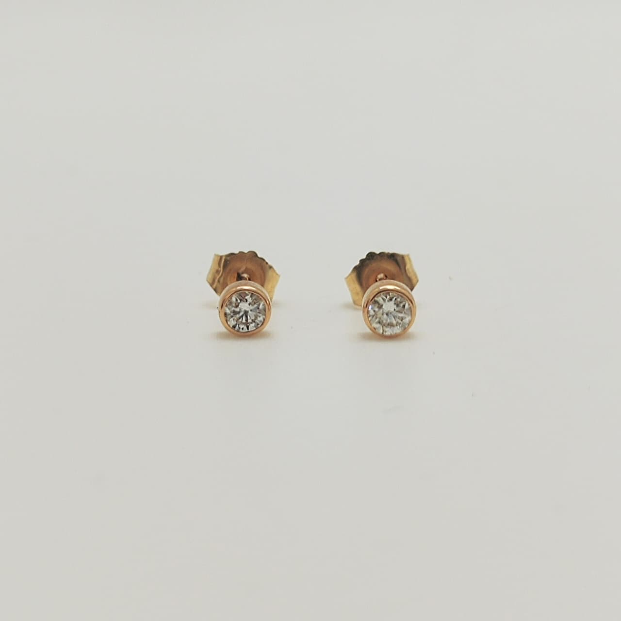 Aros Punto de Luz Bisel Oro Amarillo 18K 0,30Ct