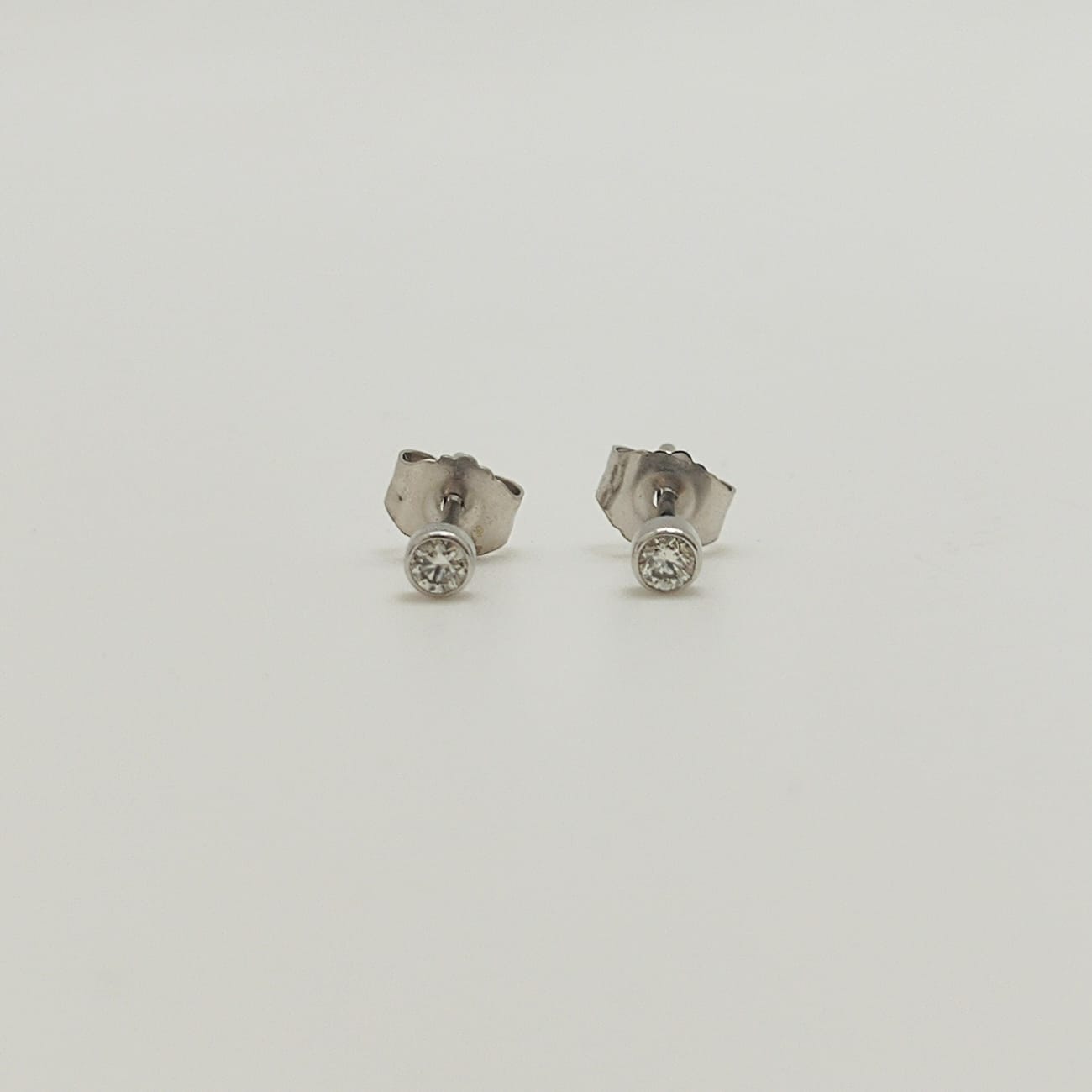 Aros Punto de Luz Bisel Oro Blanco 18K 0,10Ct