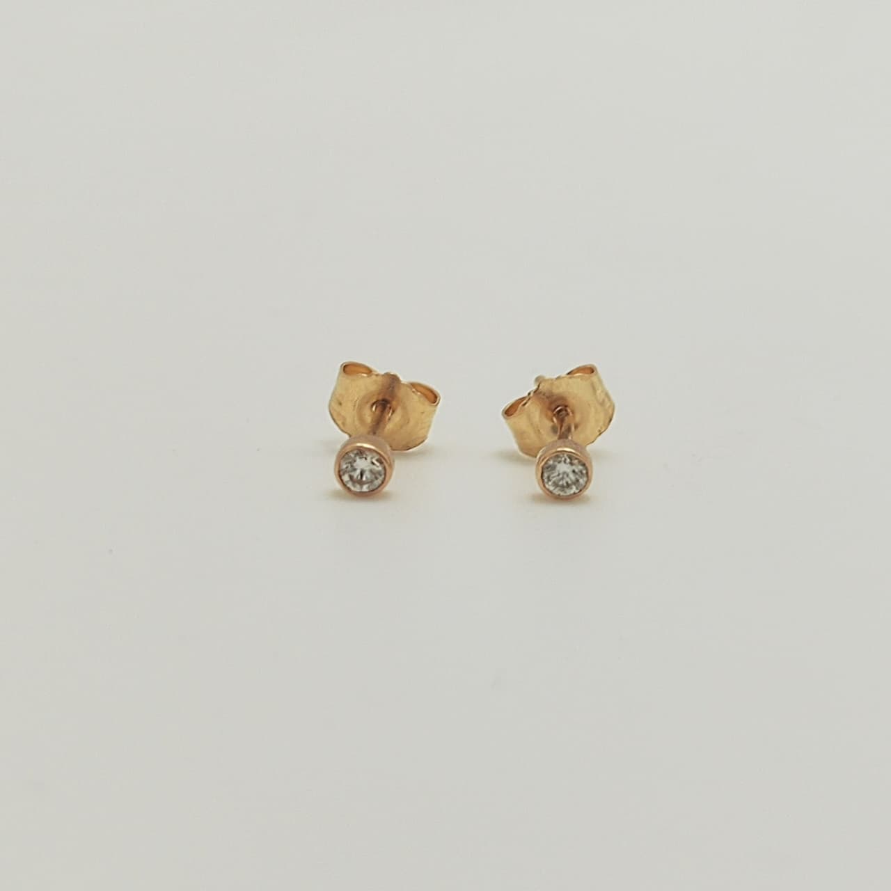Aros Punto de Luz Bisel Oro Amarillo 18K 0,10Ct