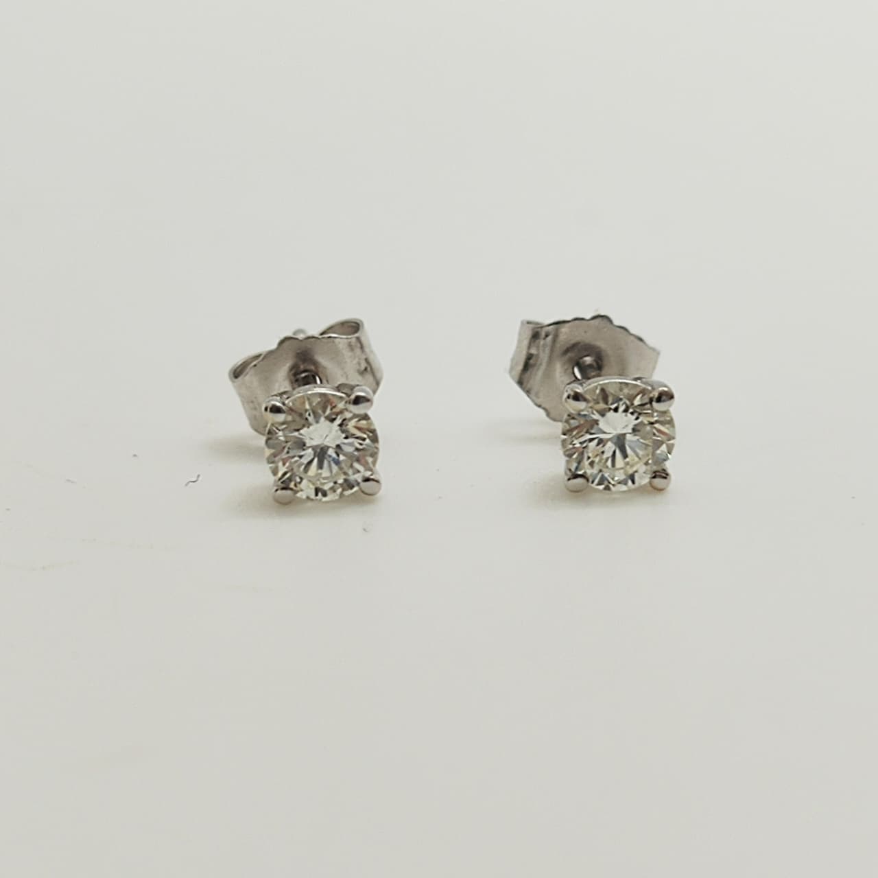 Aros Oro Blanco 18K Punto de Luz 50 Puntos