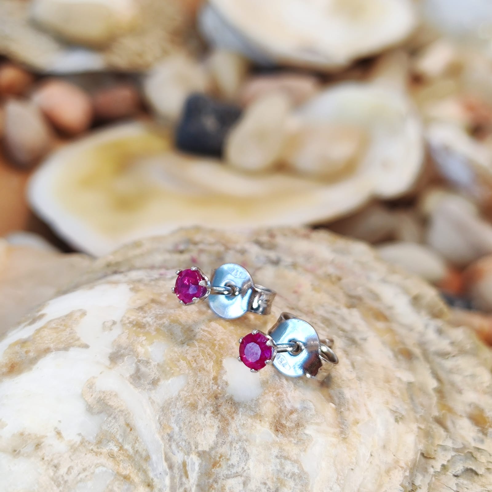 Aros puntos de luz de rubí oro blanco 18K