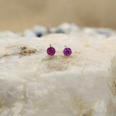 Aros puntos de luz de rubí oro blanco 18K