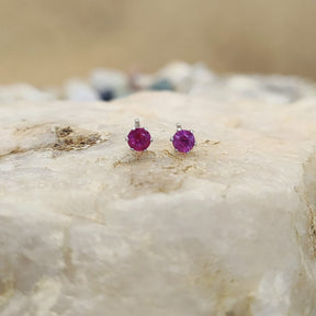 Aros puntos de luz de rubí oro blanco 18K