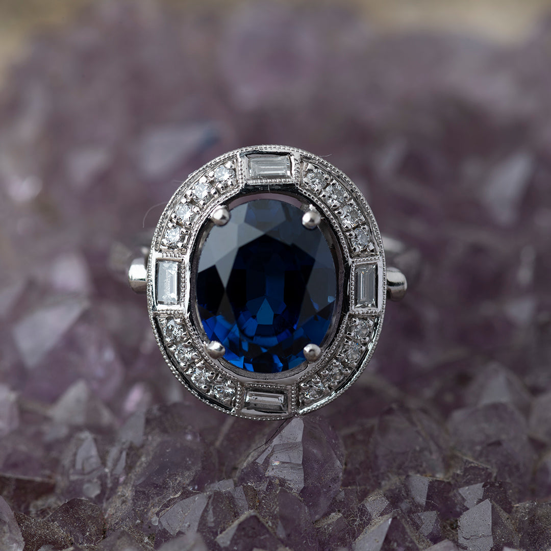 Anillo Zafiro Oval Grifa con Diamantes Corte Baguette y Brillante