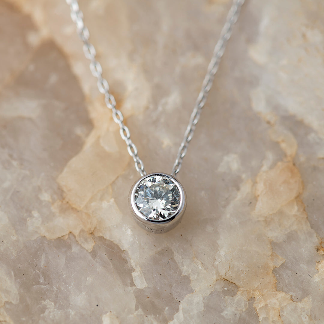 Collar punto de luz 0,30ct engaste Bisel Oro Blanco