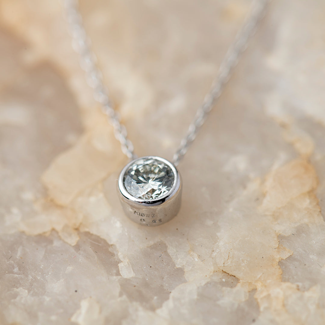 Collar punto de luz 0,30ct engaste Bisel Oro Blanco