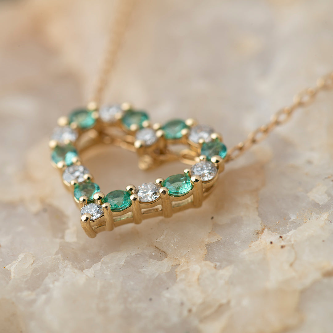 Collar Corazón Esmeralda y Diamantes en Oro Amarillo